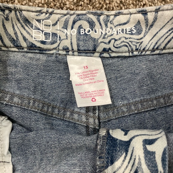 New! No Boundaries Juniors Cut Off Jean Shorts - Picture 4 of 5